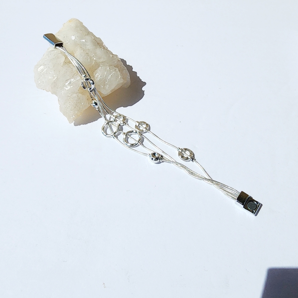 Woman's Simple Hammered Ball & Hollow Circles Sliver Magnetic Bracelet - Picture 4 of 7